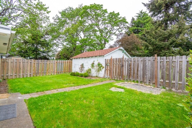 Building Photo - Charming 3-Bedroom Home Near Downtown Oak Harbor –Pet Friendly home.