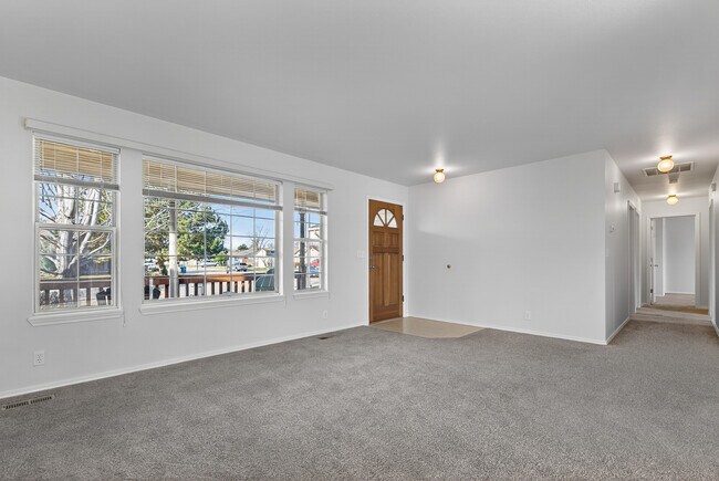 Building Photo - 2074 N Siesta Ave