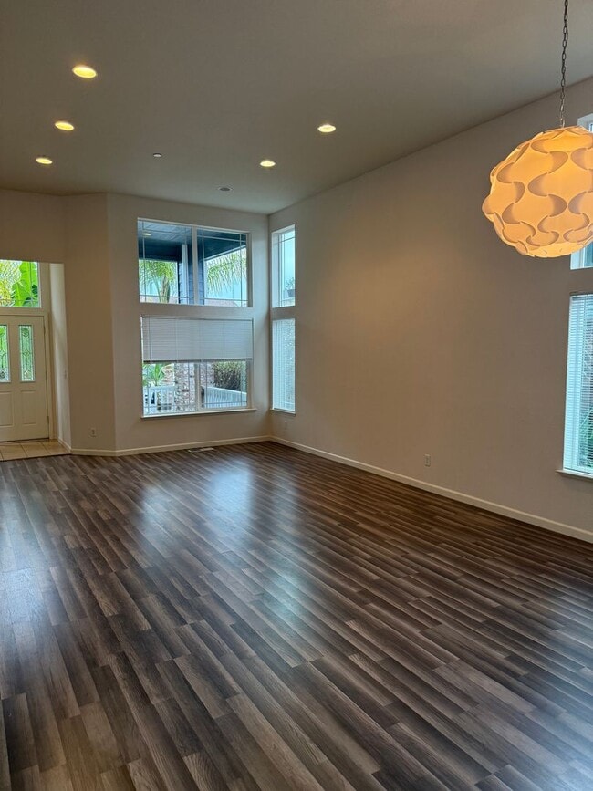 Building Photo - Beautiful Home Near Golf Course!! Brand ne...