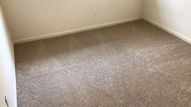 Building Photo - 3 Bedroom Coming Available