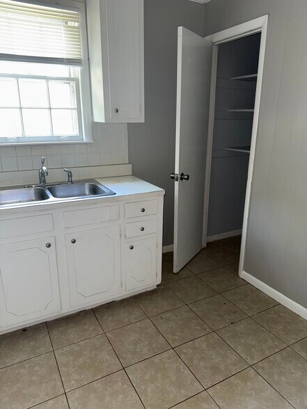 Building Photo - 350 Foxglove Dr