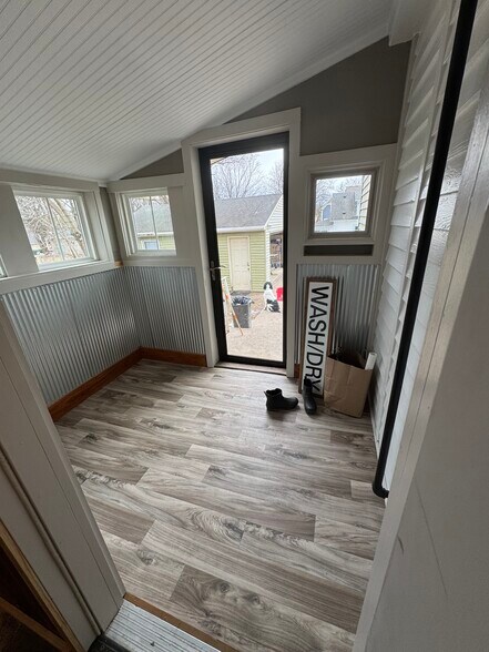 Building Photo - 923 7th St S