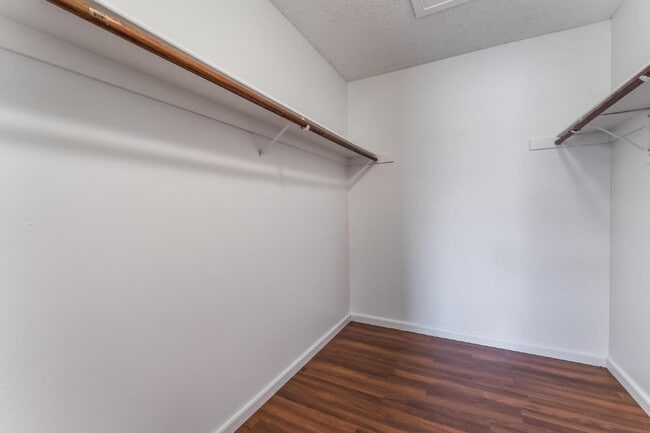 Building Photo - "Charming 3-Bed Oasis with 2 Full Baths in Vibrant Las Vegas - 1315 Sq Ft of Comfort!"