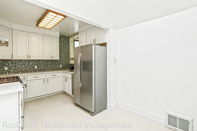 Building Photo - 3 br, 1 bath House - 1559 Funston Ave.