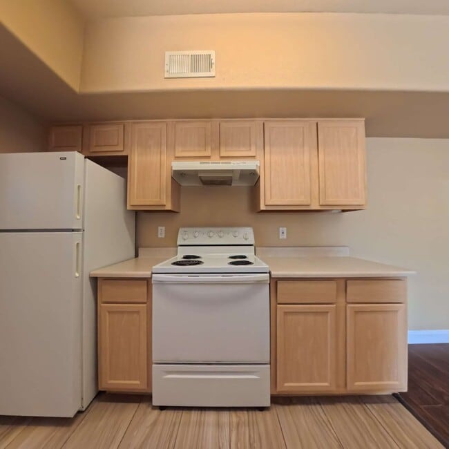 Building Photo - Lovely 2 Bed, 2 Bath Condo at South Gate!