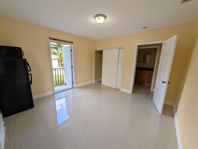 Building Photo - 1571 NE 109th St