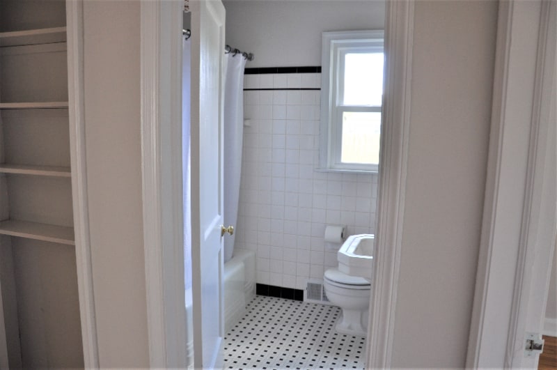 Building Photo - 108 E Cochran St