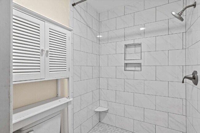 Building Photo - Spacious 4-Bedroom Home in a Prime Locatio...
