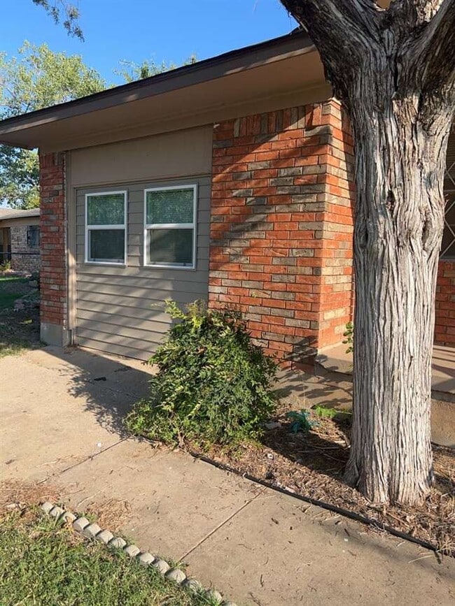 Building Photo - 717 SW Ranch Oak Blvd