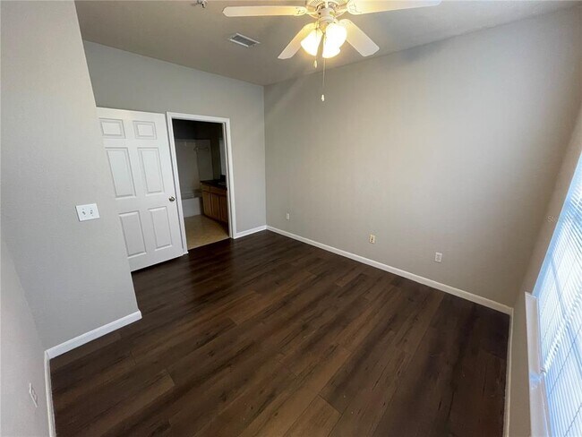 Building Photo - 9093 Lee Vista Blvd