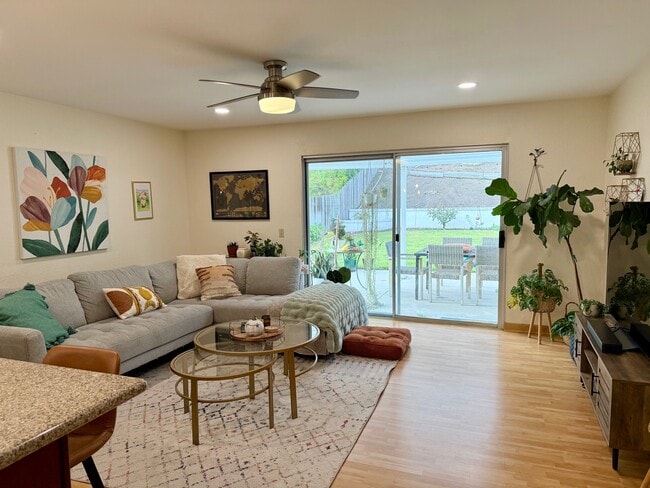 Building Photo - 13940 Barrymore St