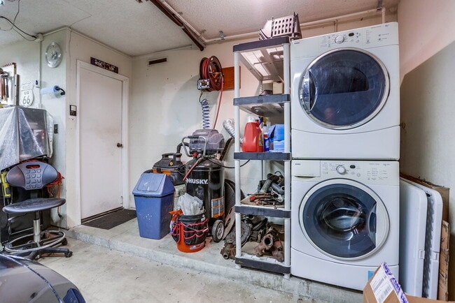 Building Photo - Welcome to this beautiful 1,042 sq. ft. condo offering modern comfort in a prime location!