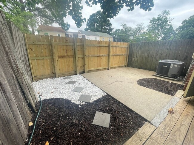 Building Photo - The Perfect 3 Bed, 1.5 Bath Cozy Townhouse