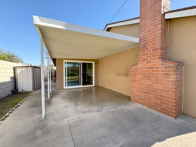 Building Photo - Single Story 3Bed Interior Location Large Yard