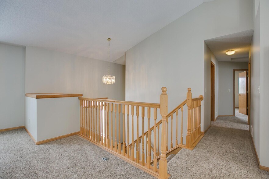 stair &amp; hall - 809 Quail Pkwy