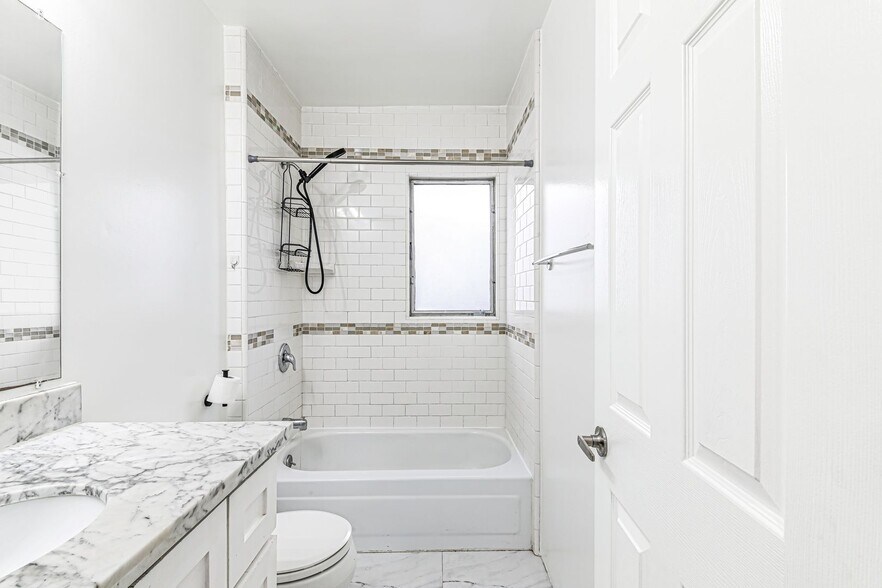 Building Photo - 809 Flora Dr