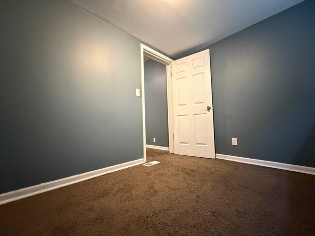 Building Photo - Updated 4 Bedroom Home with Off-Street Parking