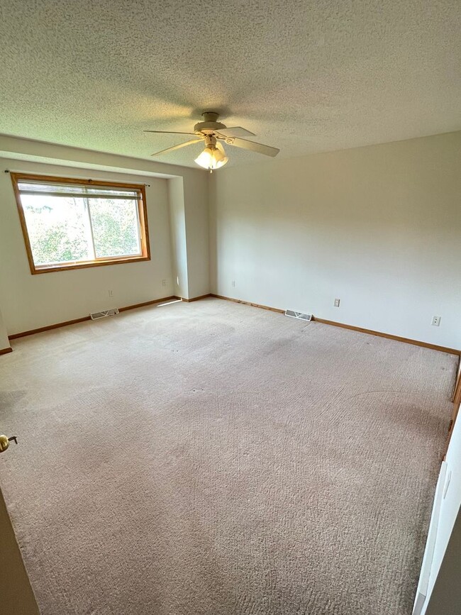 Building Photo - AVAILABLE NOW - 4 Bed, 3.5 Bath Home in He...