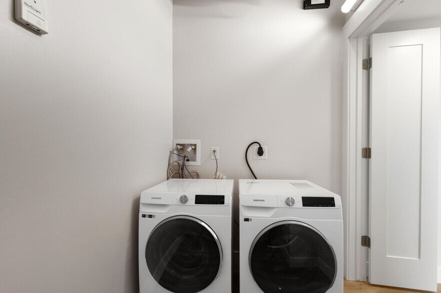 Building Photo - 903 Main St