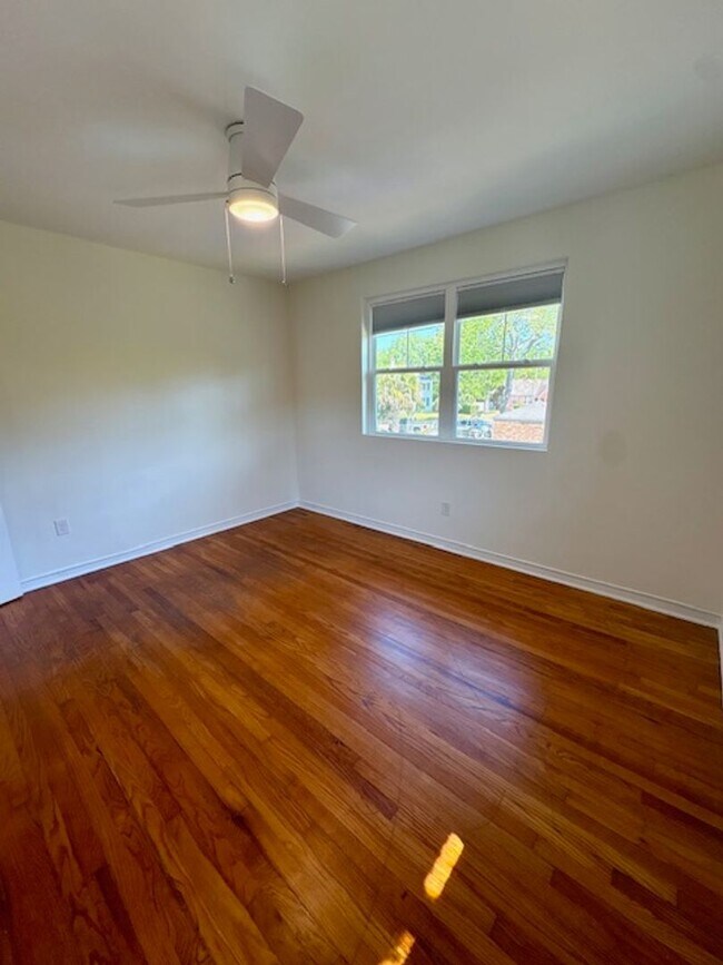 Building Photo - Fully Renovated Three Bedrooms Condo in South Windermere