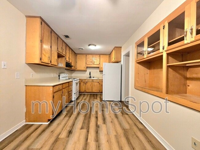 Building Photo - 909 Springbrook Ave