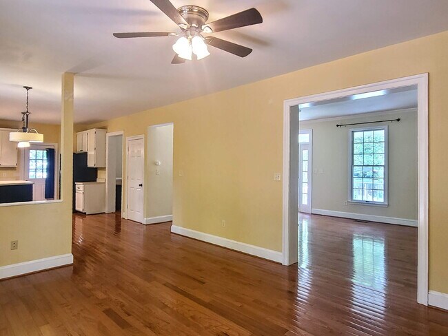 Building Photo - 4 BR, 2.5 BA Colonial with Attached Garage
