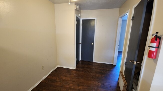 Building Photo - 210 N Vandeveer St