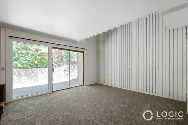 Building Photo - 1815 N Woodside Dr E