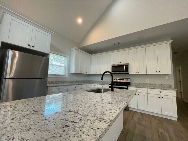 Building Photo - 5 Bed Home Available August 2026!