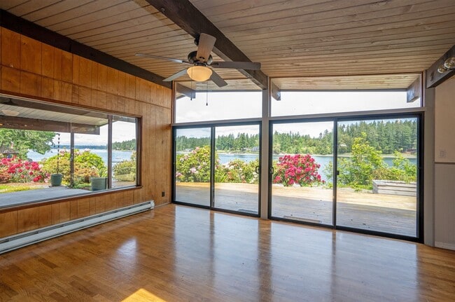 Building Photo - 3-Bed Waterfront Home in Vaughn