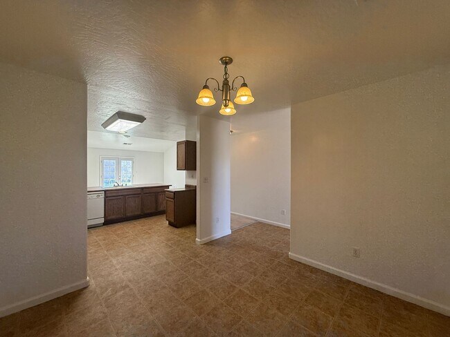 Building Photo - 3-bedrooms and two bathrooms home located in Visalia, CA