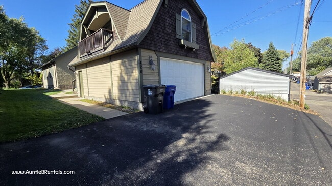 Building Photo - 428 Warwick St