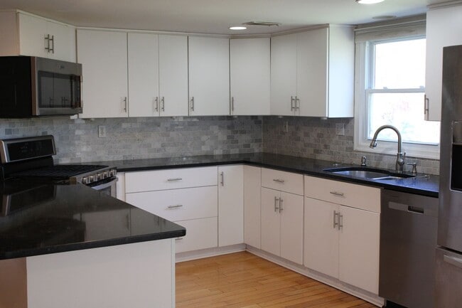 Building Photo - 3BR - WOODED VIEWS • FINISHED BASEMENT • BONUS LOFT • TE SCHOOL DISTRICT