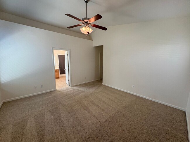 Building Photo - Immaculate NW Visalia home for rent!