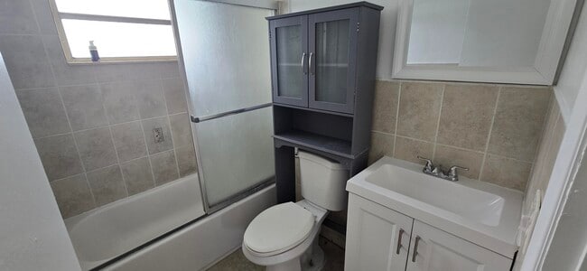 Building Photo - 4011 Woodside Dr