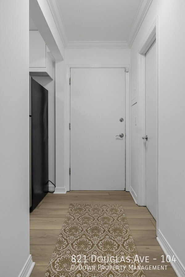 Building Photo - 821 Douglas Ave