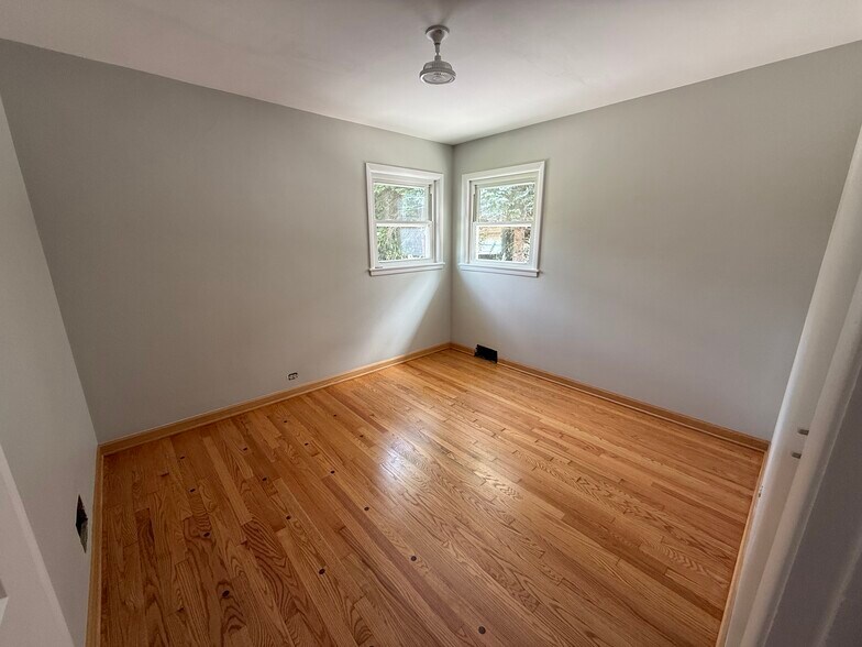 Building Photo - 8447 N Oriole Ave