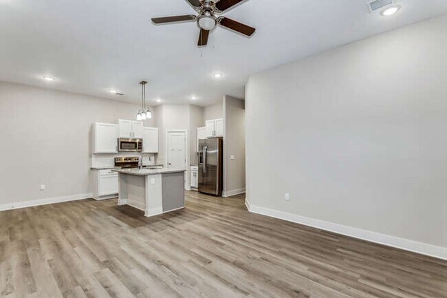 Building Photo - Gorgeous Town Home with Garage & Fenced Ya...