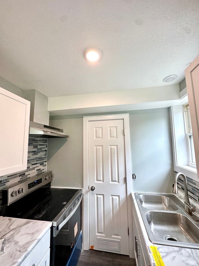 Building Photo - Newly Renovated 1 Bed / 1 Bath in Central ...