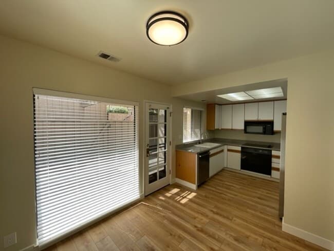 Building Photo - Nicely updated 3 bedroom, 2 bath 2 story t...