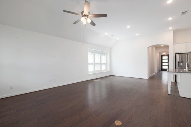 Building Photo - 124 Rosebush Dr