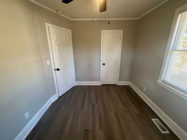 Building Photo - 803 Center St