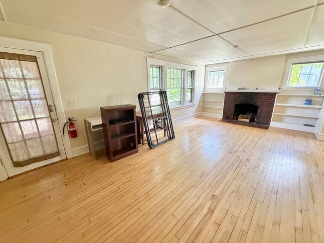 Building Photo - 3 Bedroom Apartment in Burlington VT Available NOW! OFF STREET PARKING, LAUNDRY, HEAT INCLUDED!