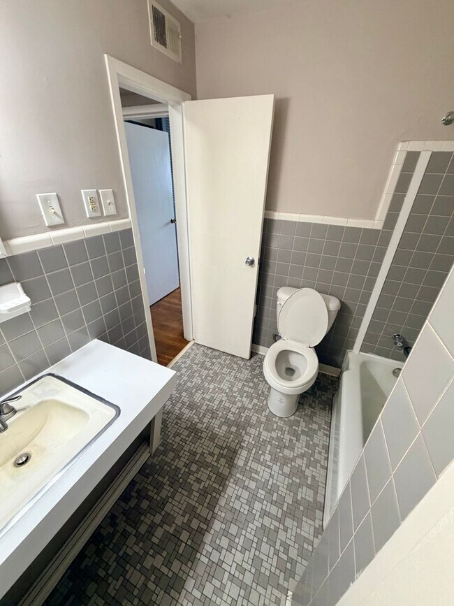 Building Photo - 1568 Alexandria Dr