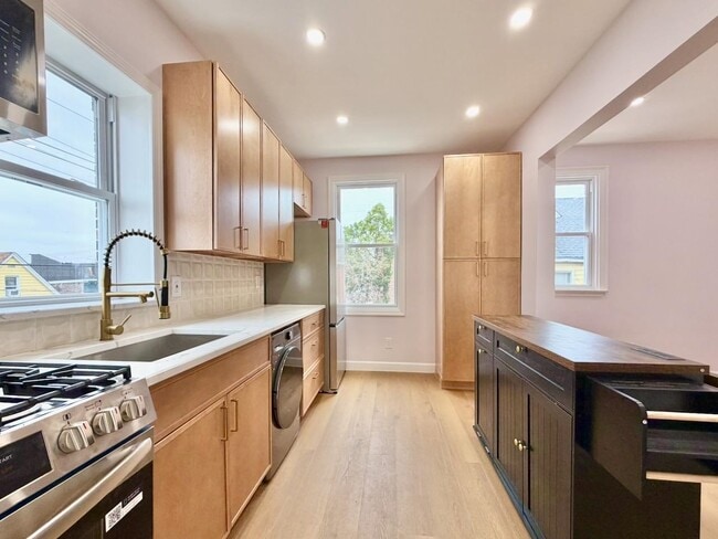 Building Photo - 130 Beach St