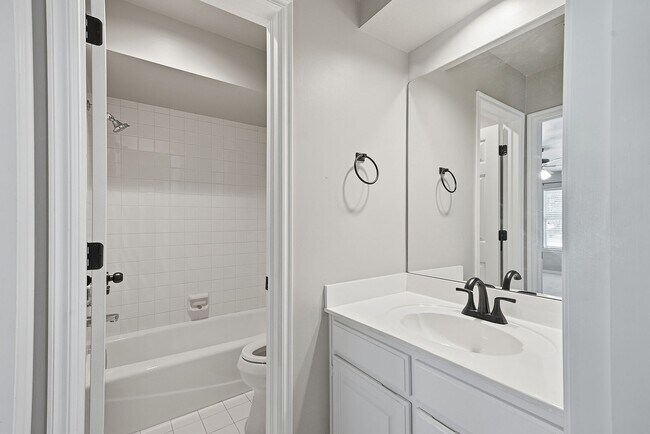 Building Photo - 408 W Fairway Ct