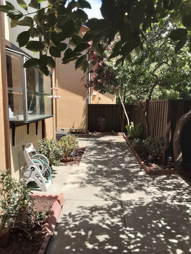 Building Photo - Big Bright 3-bedroom 2.5 bath Townhouse in...