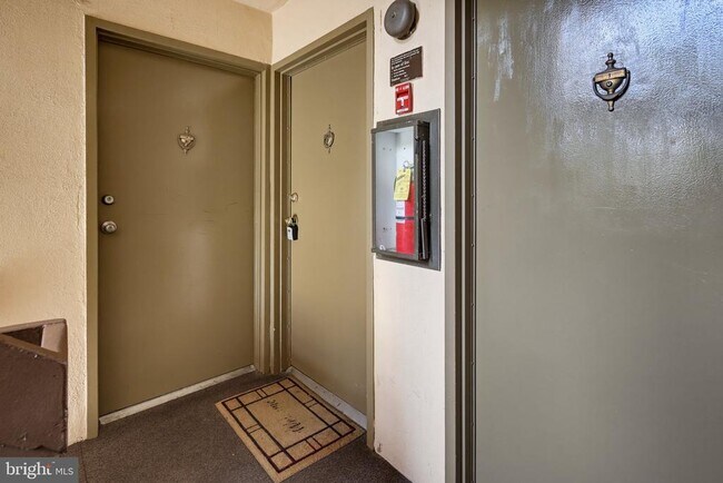 Building Photo - 5911 Tamar Dr