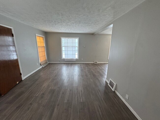 Building Photo - Charming 3-Bedroom Property in Prime Location