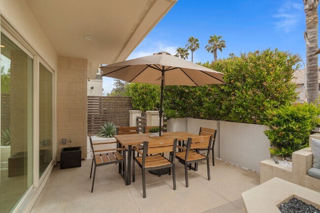 Building Photo - Contemporary luxury in a prime beachside l...